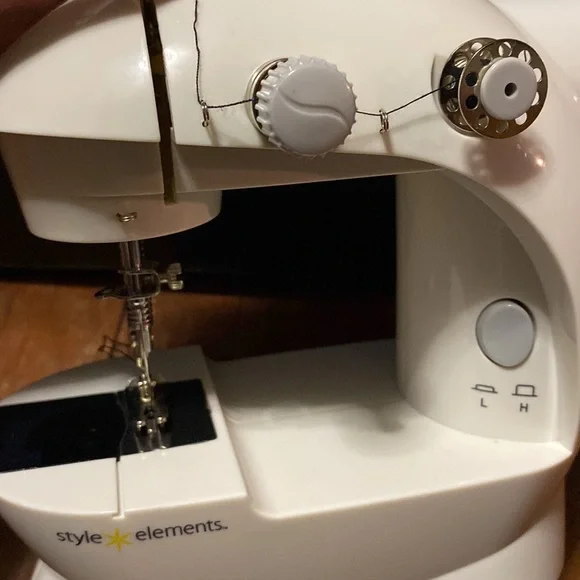 Mini sewing machine - Picture 4 of 5
